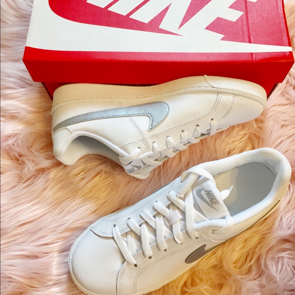 New Nike Women’s Sneakers silver metallic - Picture 4 of 5